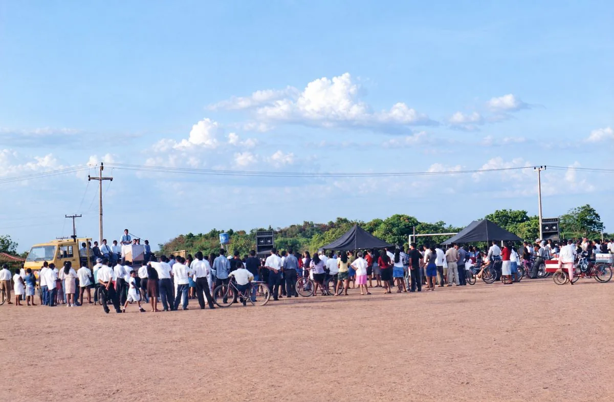 Cruzada evangelística ao ar livre.